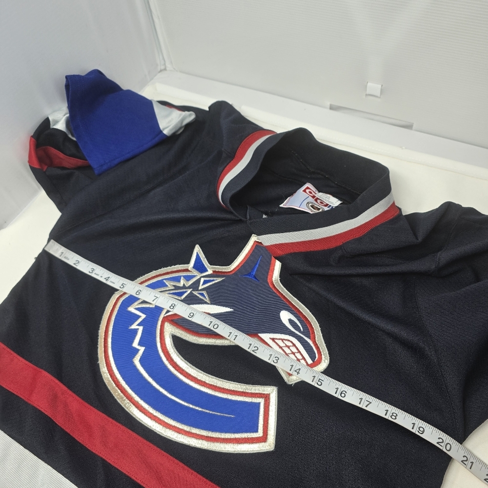 Vintage CCM Vancouver Canucks Orca Jersey Navy Men's Size Medium Made In Canada. - Picture 10 of 10